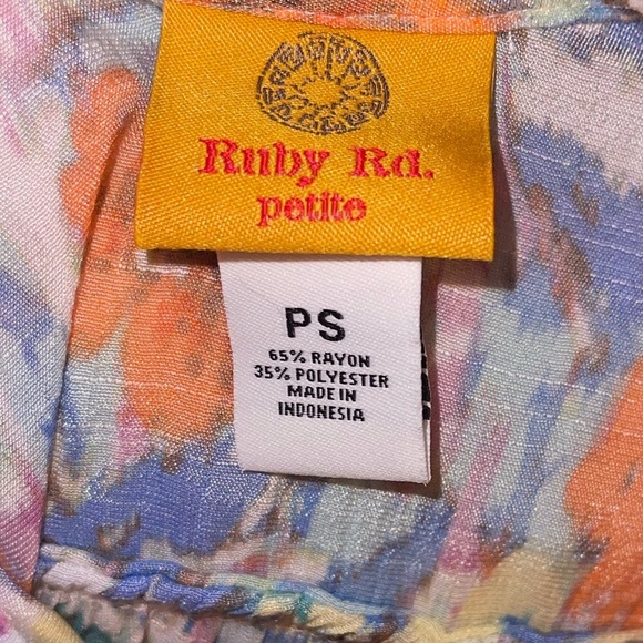 Ruby Rd floral button down top. EUC w extra button 🌸 - Picture 6 of 8